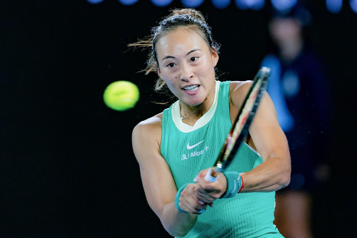 Qinwen Zheng, în semifinale la Australian Open 2024. Jucătoarea de origine chineză a învins-o pe Kalinskaia
