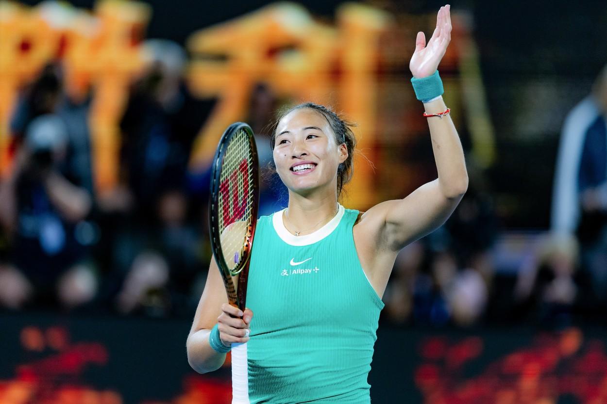 Qinwen Zheng, în semifinale la Australian Open 2024. Jucătoarea de origine chineză a învins-o pe Kalinskaia