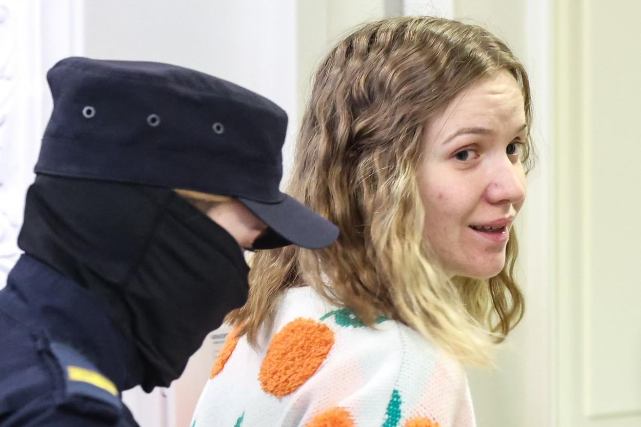 Tânăra care l-a ucis pe blogger-ul rus Vladlen Tatarski, condamnată la 27 de ani de închisoare. Femeia i-a oferit o statuetă cadou care a explodat