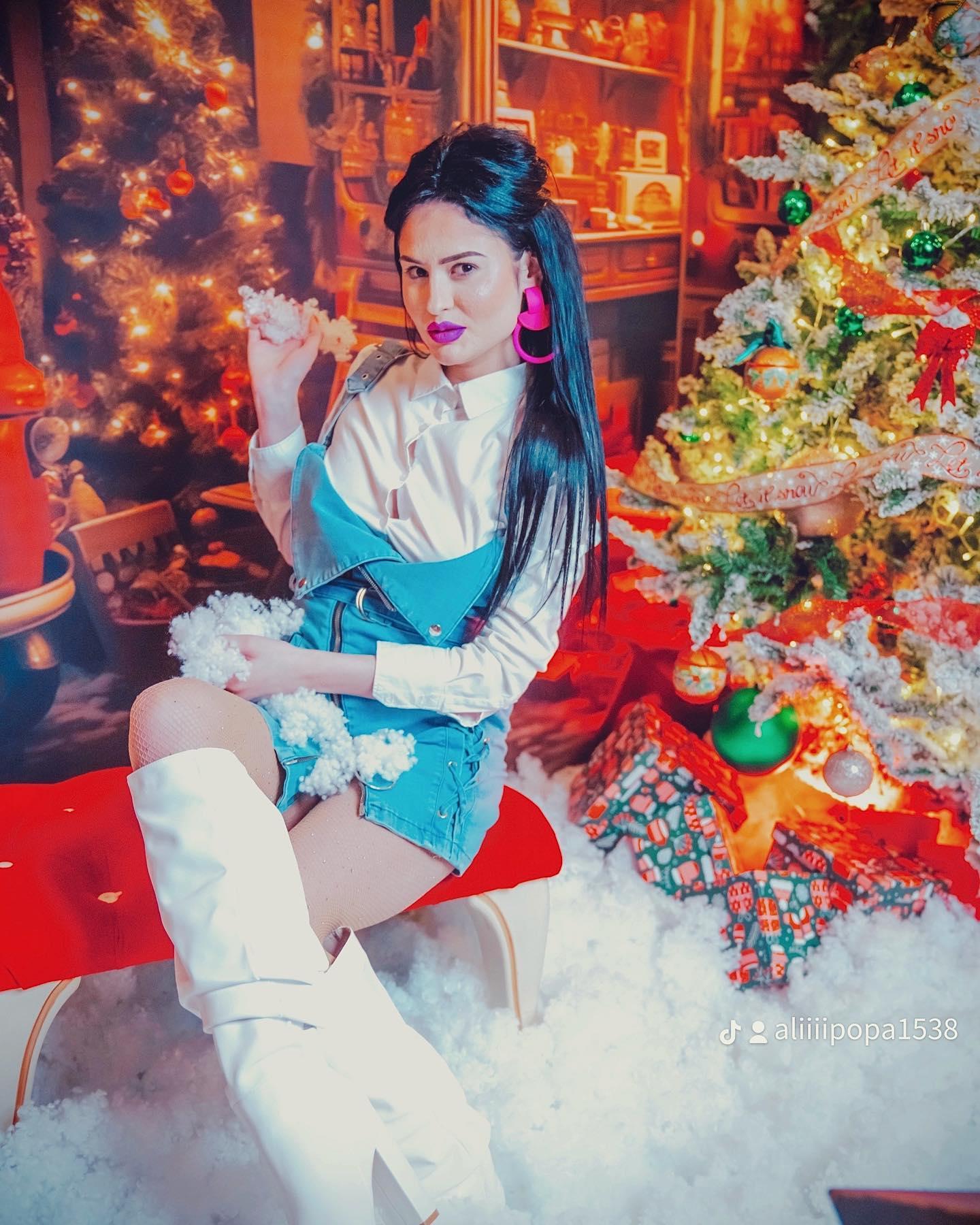 Cântăreața de muzică populară Alina Popa