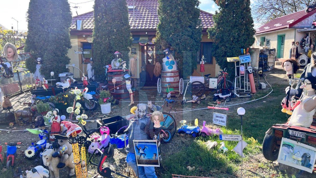 Expoziţia cu păpuşi gonflabile şi mesaje deocheate a unui ginecolog din Iaşi. Ce planuri are bărbatul: "Eu dorm într-un sicriu”