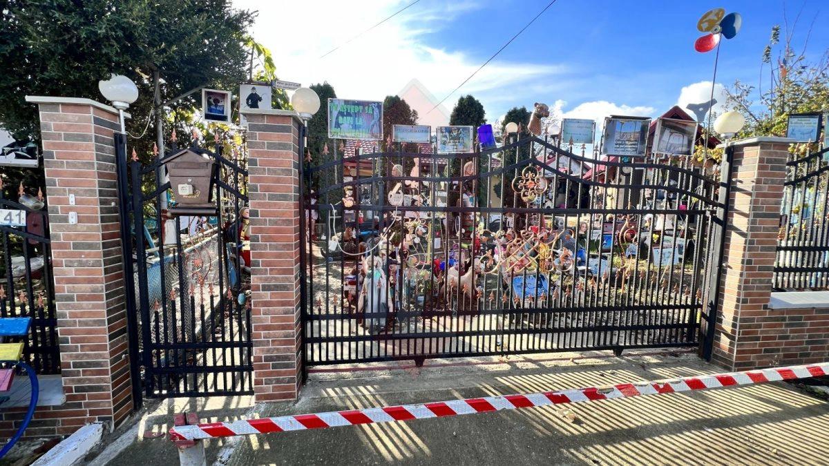 Expoziţia cu păpuşi gonflabile şi mesaje deocheate a unui ginecolog din Iaşi. Ce planuri are bărbatul: "Eu dorm într-un sicriu”