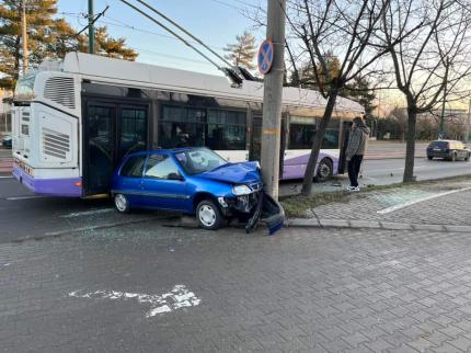 Două pasagere dintr-un troleibuz, mamă şi fiică, rănite într-un accident în Timiş. Un şofer nu s-a asigurat şi a fost spulberat de autobuz