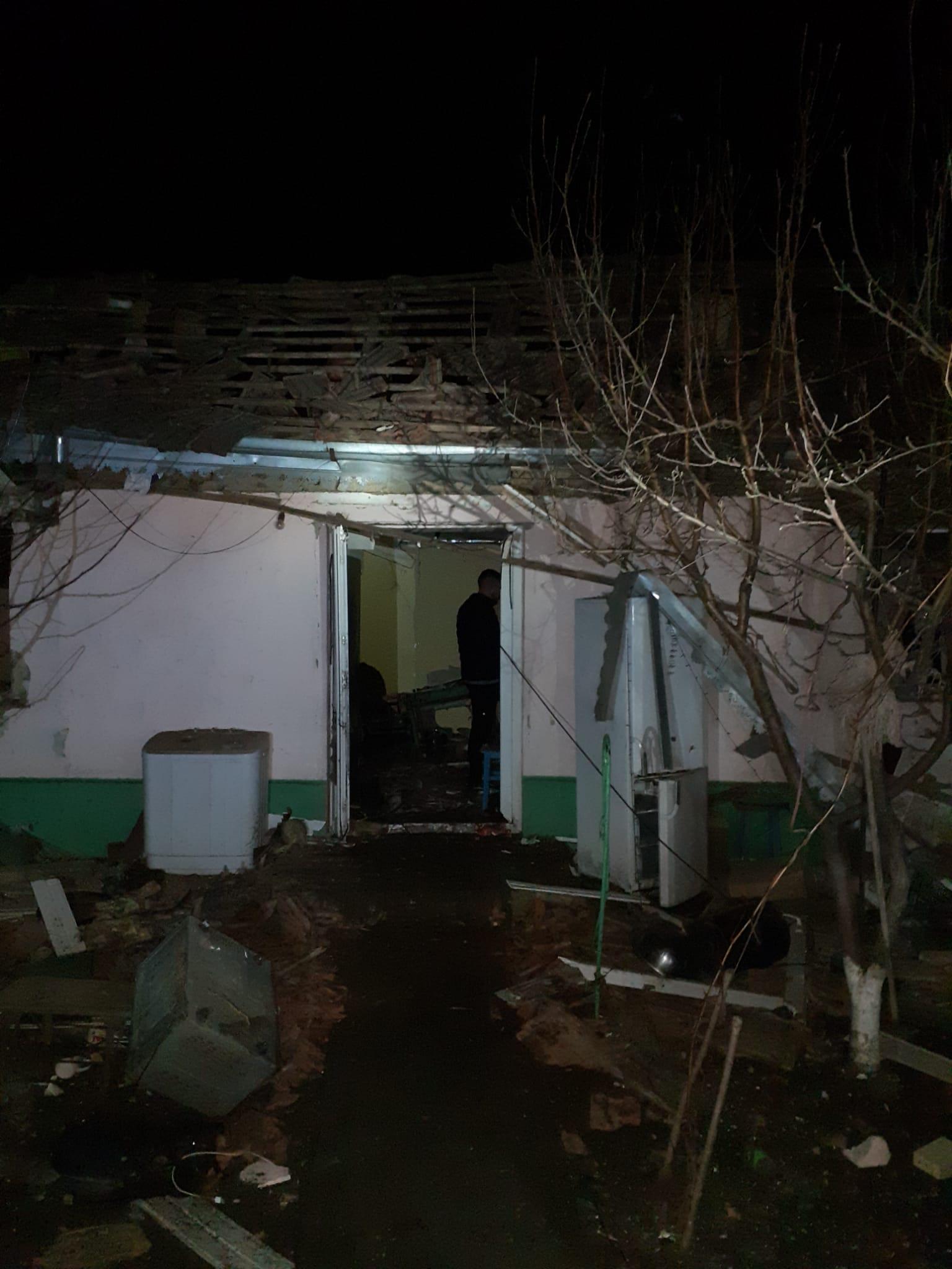 Explozie devastatoare într-o casă din Vaslui. Doi bărbaţi, scoşi cu răni de sub dărâmături, alte două persoane, salvate de vecini