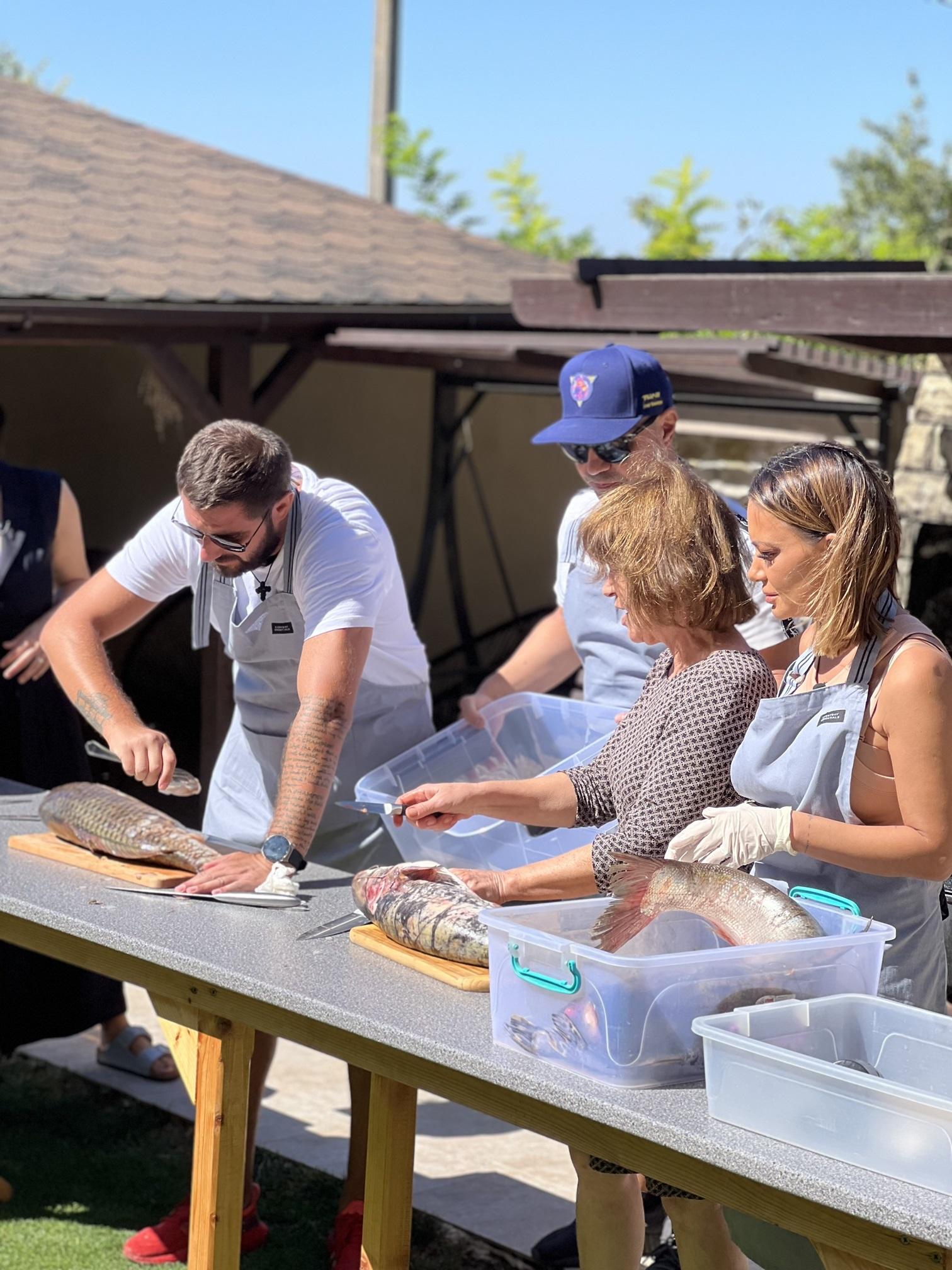 Cătălin Cazacu, Andreea Antonescu, Dan Badea și soția lui, Mădălina, fac echipă în cea de-a patra ediție a sezonului 10 Poftiți pe la noi!