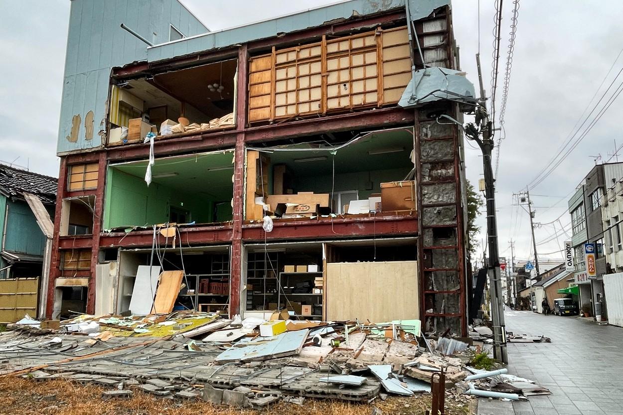 "Nicio casă nu mai este în picioare. Situaţia este catastrofală". Bilanţul cutremului din Japonia a urcat la 62 de morţi