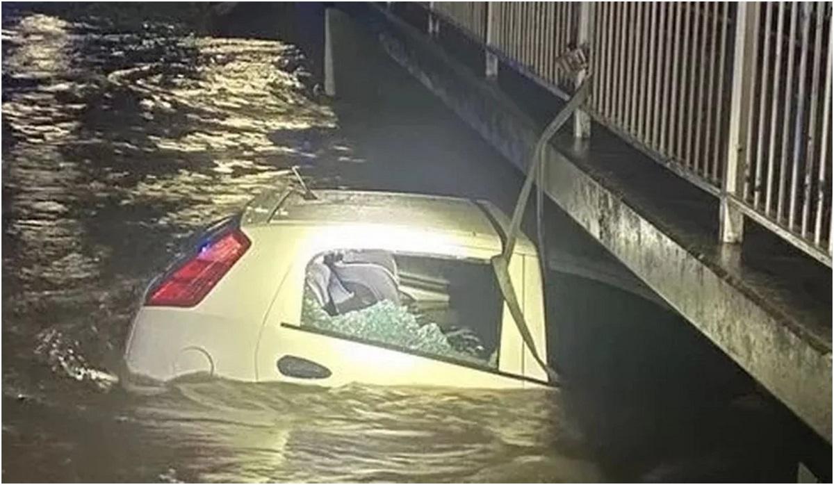 Copilaş de 3 ani şi un bărbat, scoşi în ultimul moment dintr-o maşină ce putea fi înghiţă de ape. Un trecător a fost îngerul lor