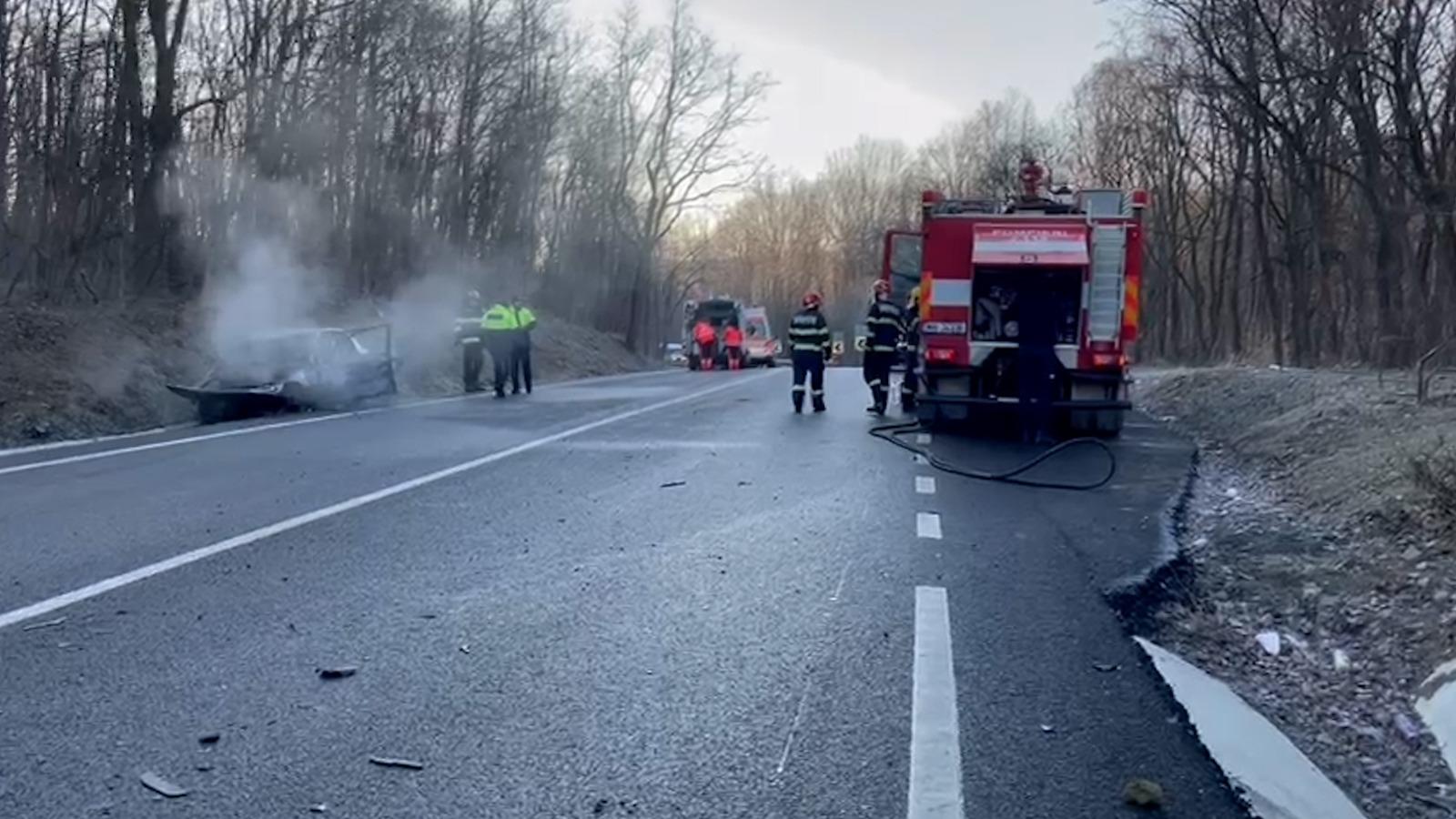 O maşină a fost cuprinsă de flăcări în mers pe un drum național din Botoșani