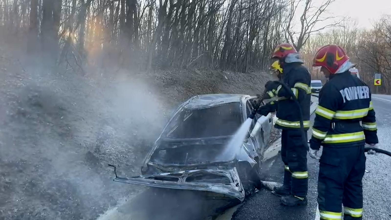 O maşină a fost cuprinsă de flăcări în mers pe un drum național din Botoșani