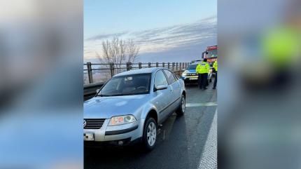 A murit strivit sub maşină, după ce i-a cedat cricul. Un bărbat de 68 de ani şi-a pierdut viaţa în timp ce-şi repara autovehiculul, pe A1