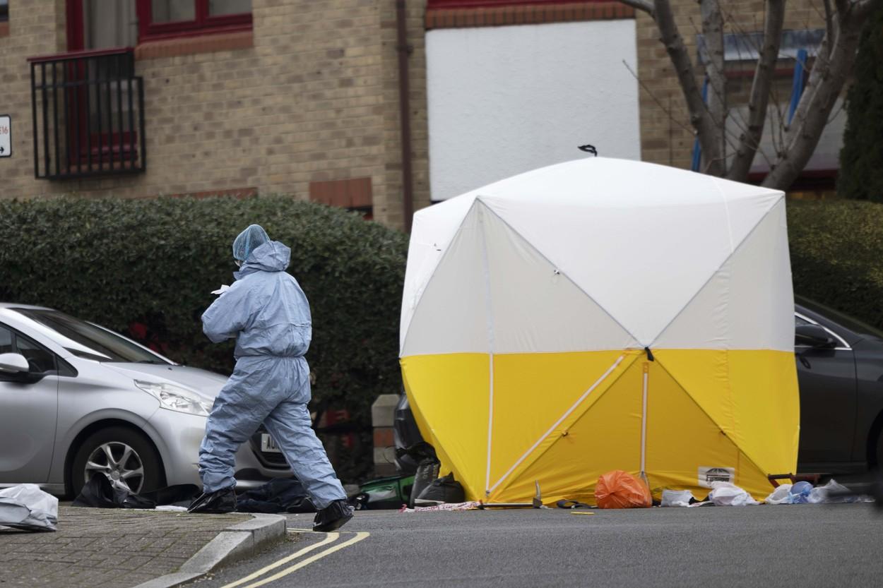 Un bărbat înarmat cu o arbaletă a fost împuşcat mortal de poliţişti într-un cartier din sud-estul Londrei