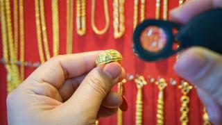 Case de amanet din Piteşti, înșelate cu bijuterii și monede de aur false. Prejudiciul: două milioane de lei