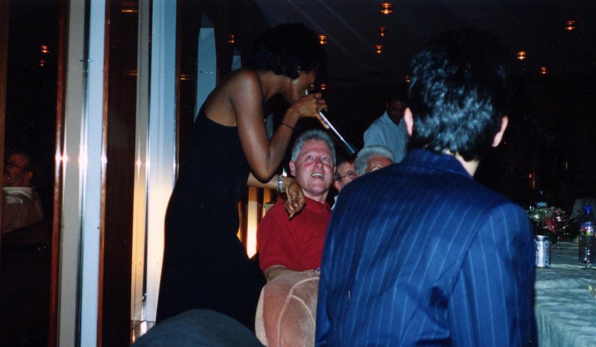 Aproape 200 de nume din dosarul de trafic sexual al lui Jeffrey Epstein au fost publicate. Bill Clinton, menţionat de cel puţin 50 de ori