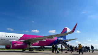 Peste 40 de pasageri rămaşi pe dinafară, după ce Wizz Air a schimbat aeronava cursei Braşov - Dortmund. Compania a ales una cu mai puţine locuri