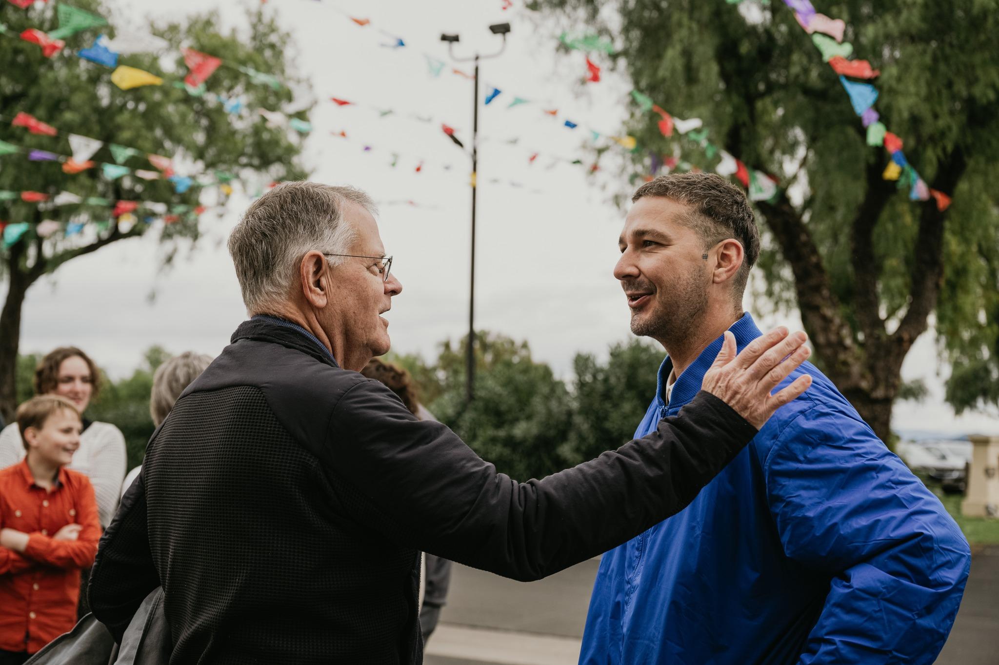 Actorul Shia LaBeouf a intrat în Biserica Catolică şi vrea să devină diacon
