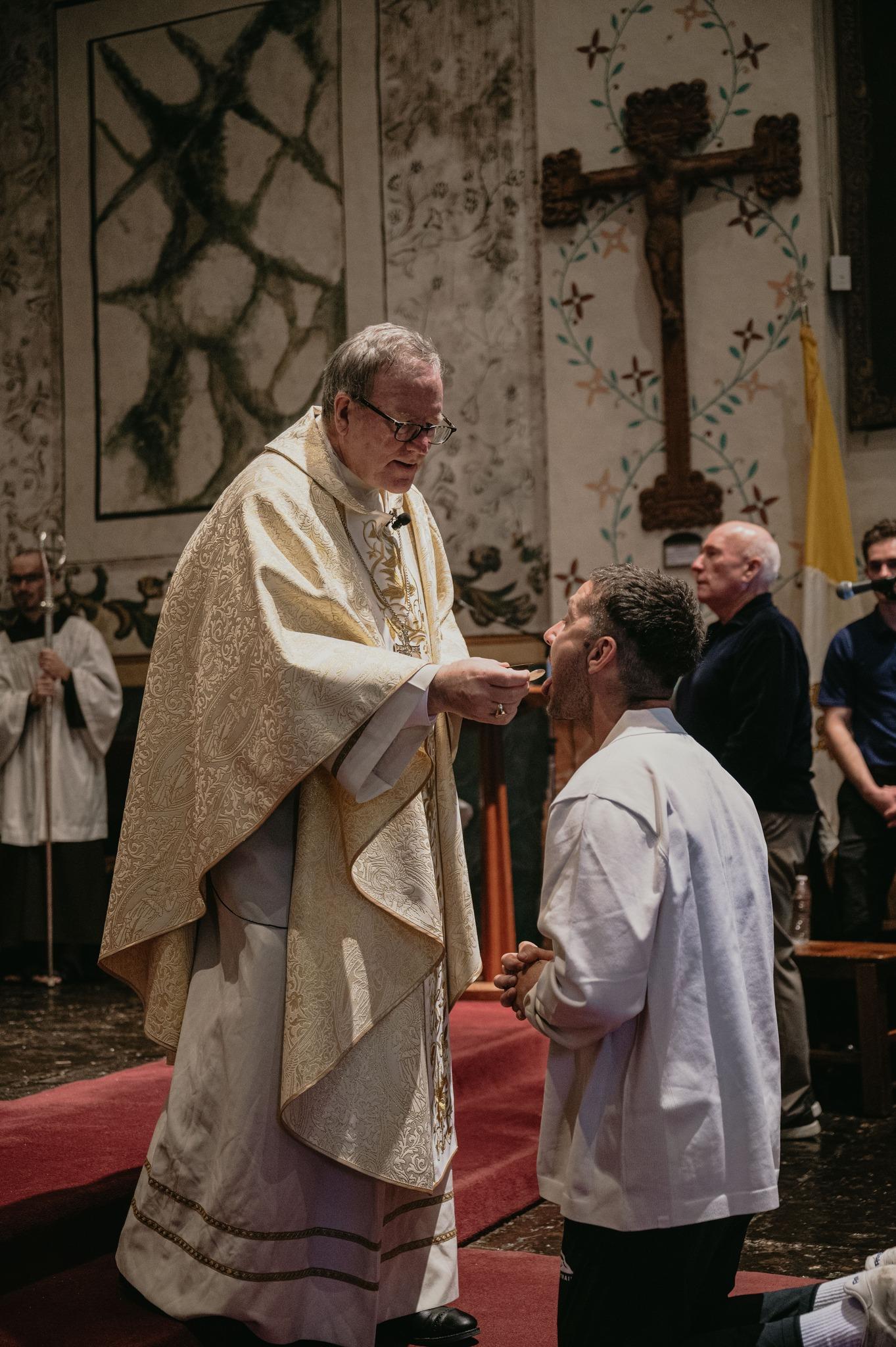 Actorul Shia LaBeouf a intrat în Biserica Catolică şi vrea să devină diacon