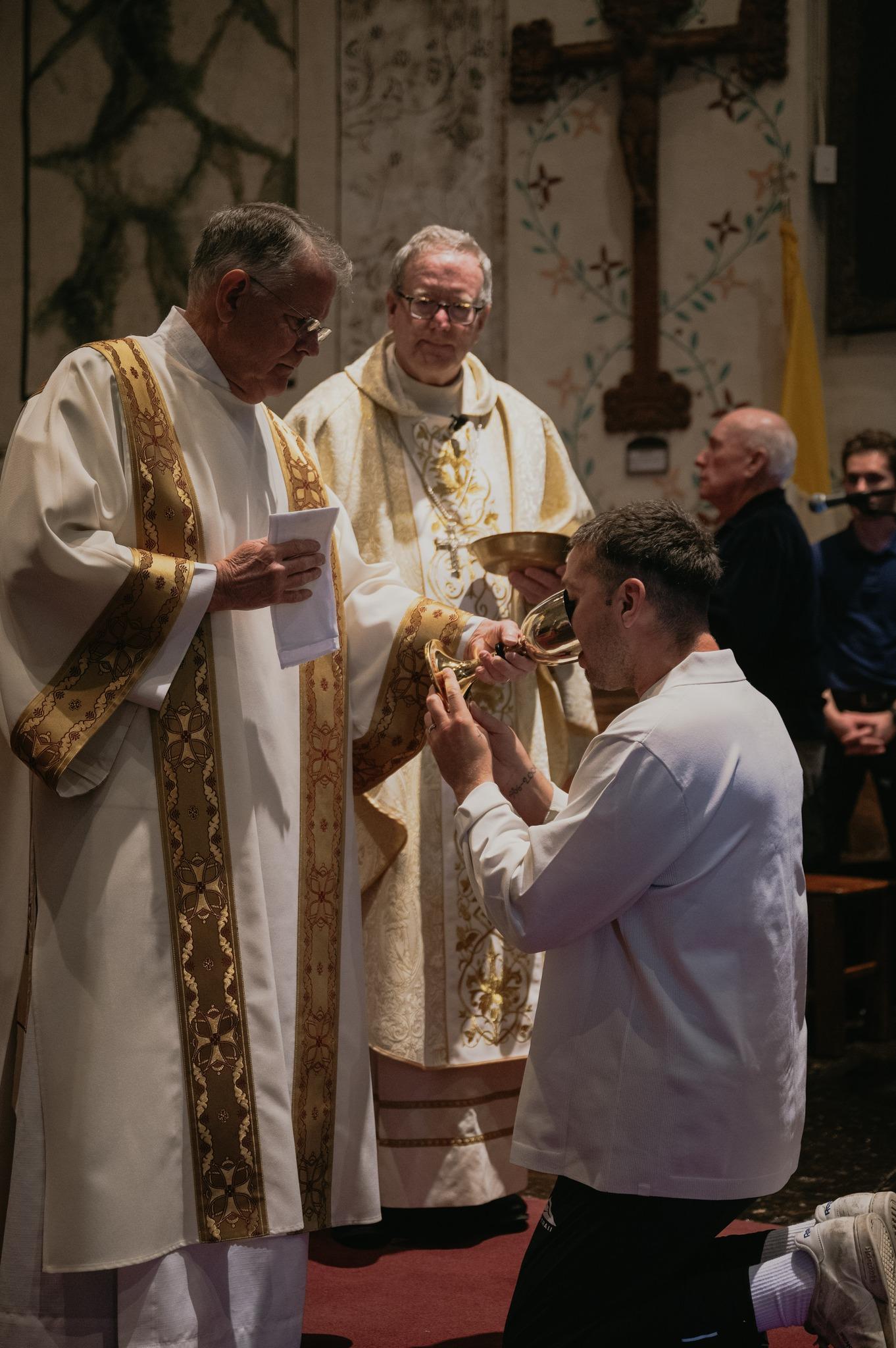 Actorul Shia LaBeouf a intrat în Biserica Catolică şi vrea să devină diacon