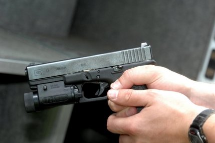 Un bărbat de 60 de ani din Galaţi, prins în flagrant în timp ce încerca să vândă un pistol. Arma venea "la pachet" cu un încărcător cu 6 cărtuşe