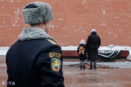 "Bărbaţii noştri nu pot sta acolo atât de mult timp". Soţiile soldaţilor ruşi trimişi pe frontul din Ucraina, protest la zidurile Kremlinului