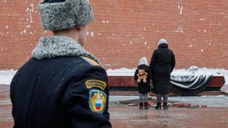 "Bărbaţii noştri nu pot sta acolo atât de mult timp". Soţiile soldaţilor ruşi trimişi pe frontul din Ucraina, protest la zidurile Kremlinului