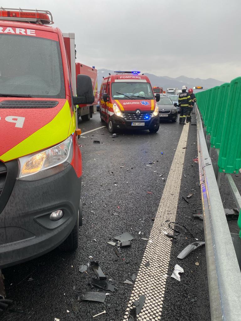 Accident cu șase mașini, în Sibiu. Patru persoane au fost rănite, după ce autovehiculele s-au izbit violent între ele