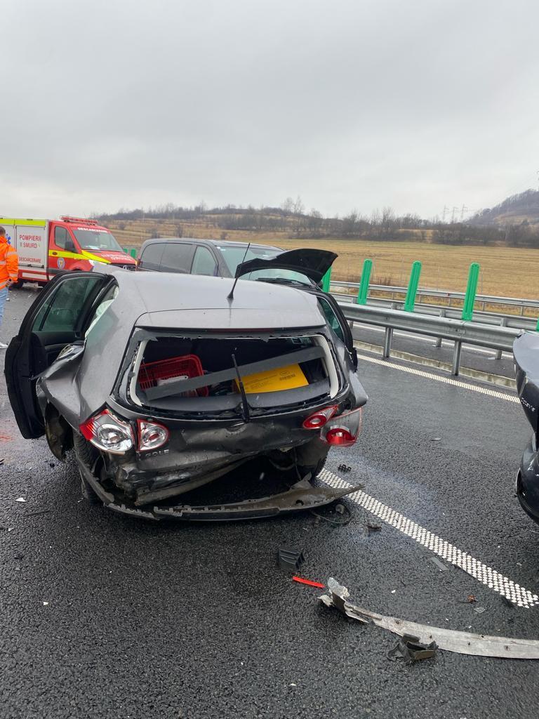 Accident cu șase mașini, în Sibiu. Patru persoane au fost rănite, după ce autovehiculele s-au izbit violent între ele