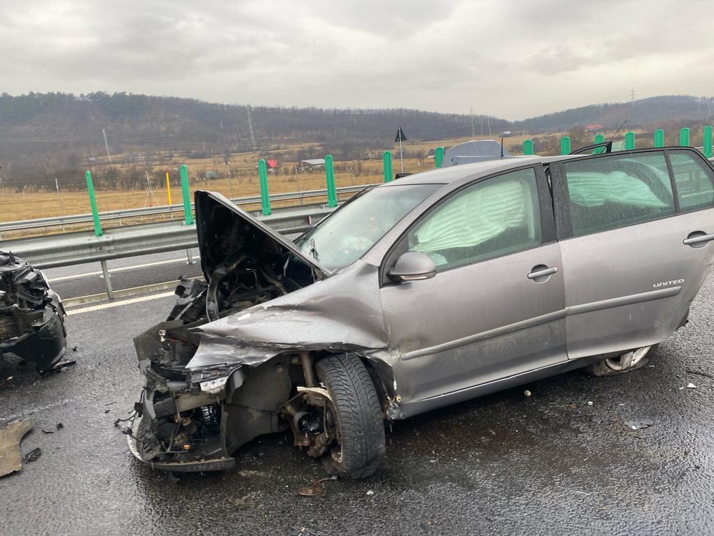Accident cu șase mașini, în Sibiu. Patru persoane au fost rănite, după ce autovehiculele s-au izbit violent între ele