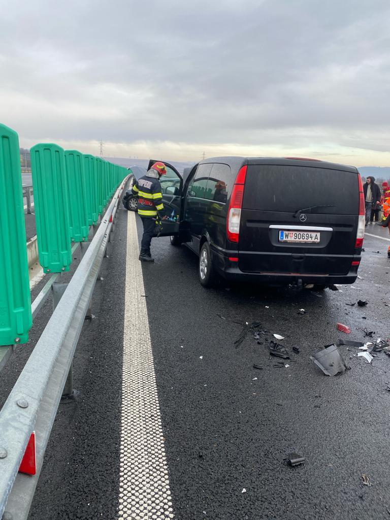 Accident cu șase mașini, în Sibiu. Patru persoane au fost rănite, după ce autovehiculele s-au izbit violent între ele