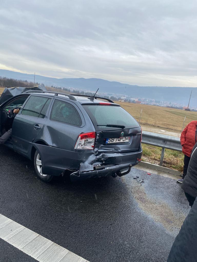 Accident cu șase mașini, în Sibiu. Patru persoane au fost rănite, după ce autovehiculele s-au izbit violent între ele
