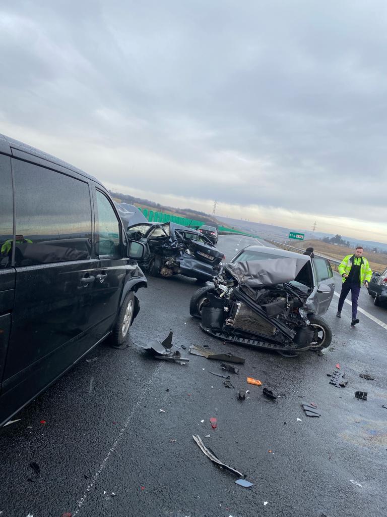 Accident cu șase mașini, în Sibiu. Patru persoane au fost rănite, după ce autovehiculele s-au izbit violent între ele