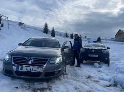 A vrut să traverseze pârtia cu maşina ca să-şi lăse bagajul direct la hotel. Şoferul de VW, rămas împotmolit în zăpadă