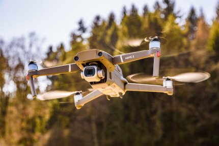 Drone misterioase survolează baza germană unde se antrenează militarii ucraineni. Armata germană nu reuşeşte să-şi dea seama de unde vin şi cine le operează