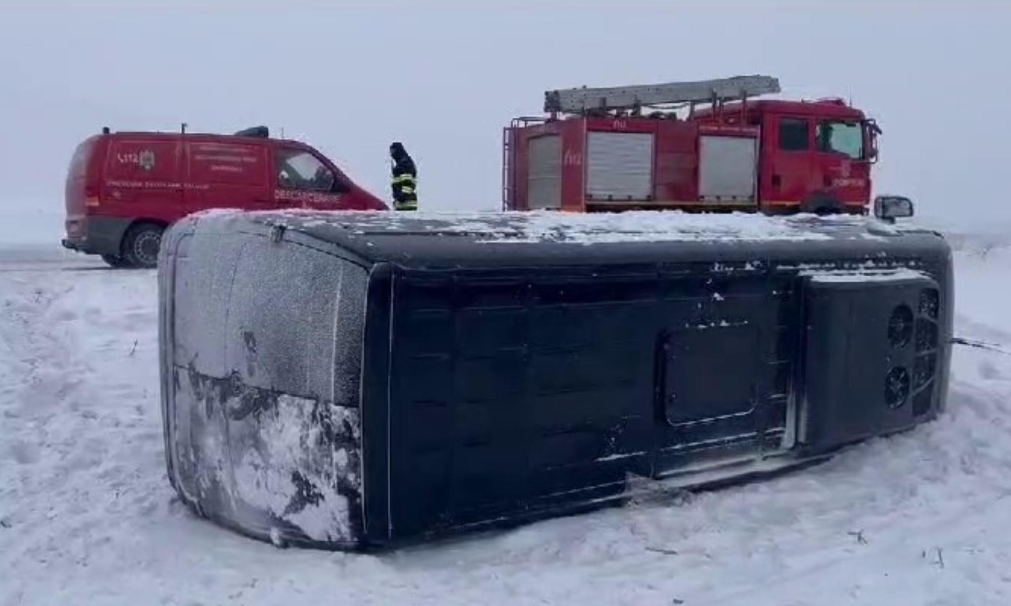 Microbuz răsturnat de vânt în Galaţi