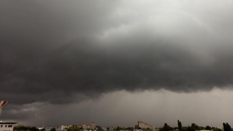 Informare meteo de vreme severă în toată ţara, până miercuri dimineaţă. Cod portocaliu de vânt pe litoral