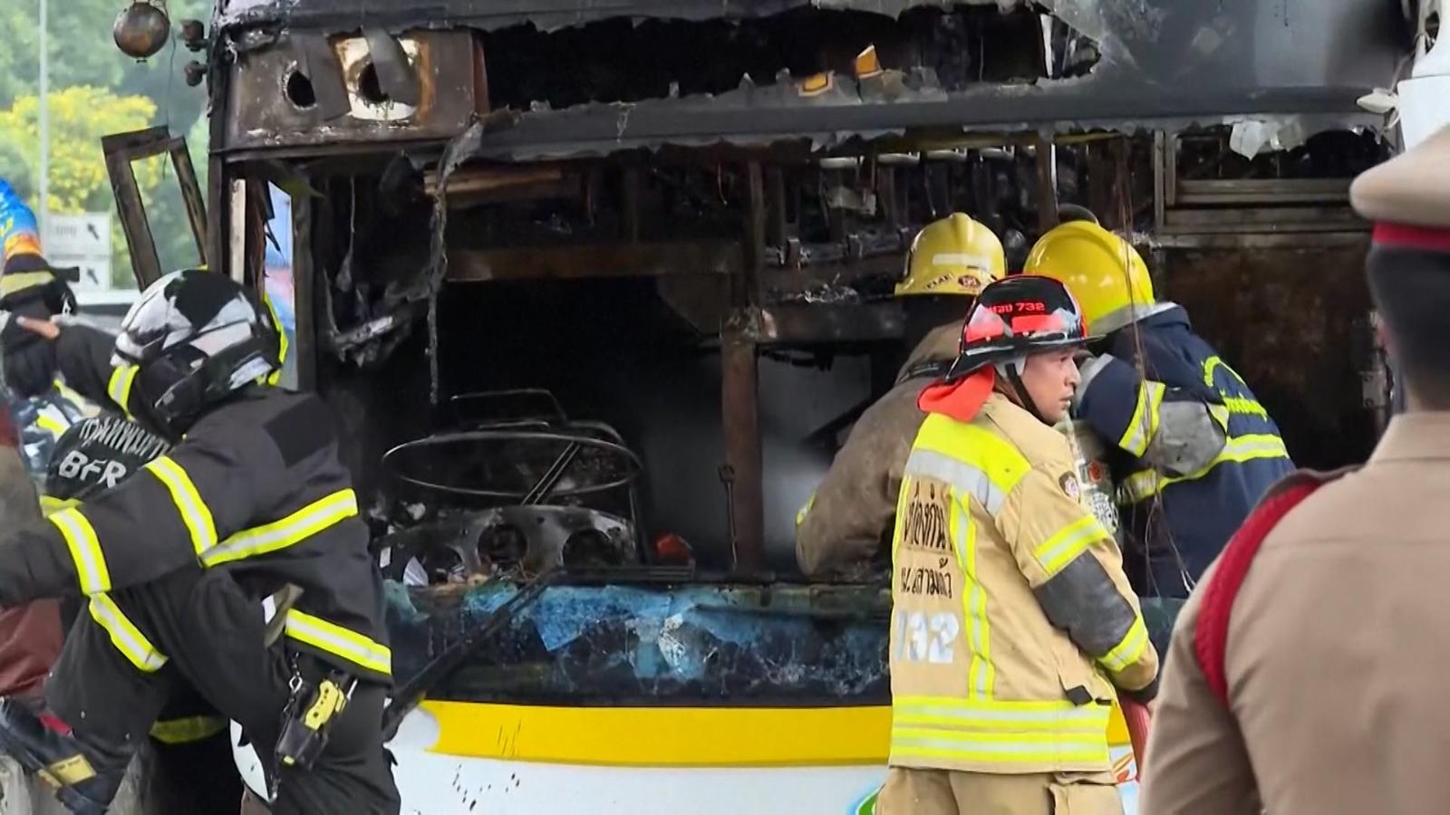 20 de elevi au murit arşi de vii într-un autobuz școlar cuprins de flăcări, în Thailanda
