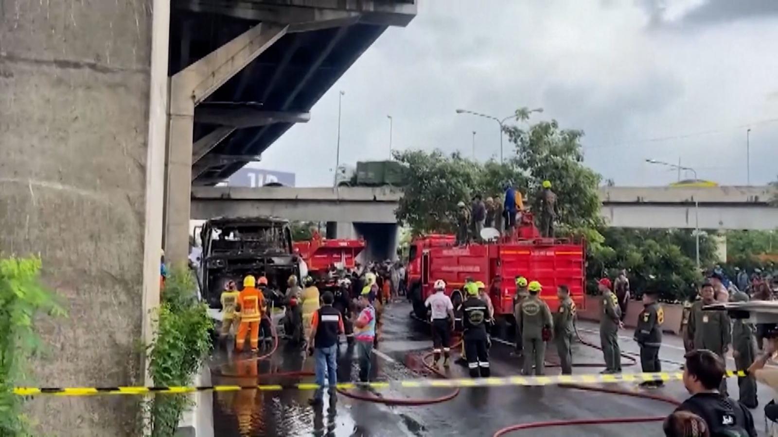 20 de elevi au murit arşi de vii într-un autobuz școlar cuprins de flăcări, în Thailanda