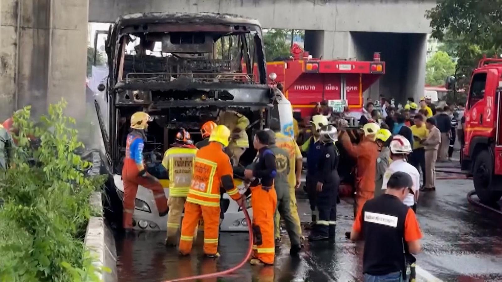 20 de elevi au murit arşi de vii într-un autobuz școlar cuprins de flăcări, în Thailanda