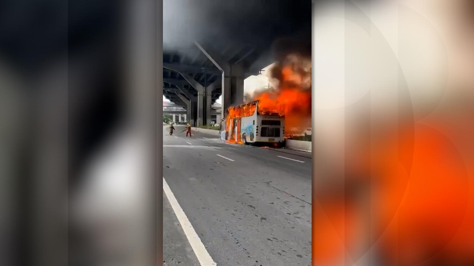 20 de elevi au murit arşi de vii într-un autobuz școlar cuprins de flăcări, în Thailanda
