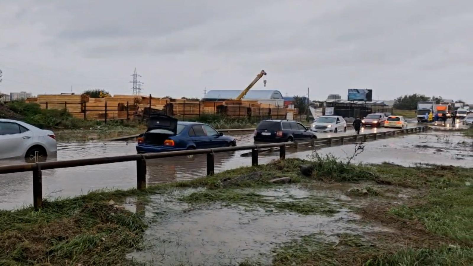 Mașini sub ape, străzi inundate și copaci doborâți de vânt în Constanța