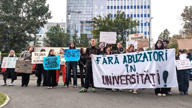 Protest la deschiderea anului universitar la SNSPA. Studenţii au adus pancarte în amfiteatru. "Fără abuzatori în universități!"