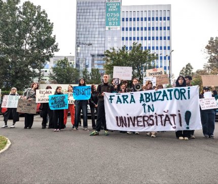 Protest la deschiderea anului universitar la SNSPA. Studenţii au adus pancarte în amfiteatru. "Fără abuzatori în universități!"