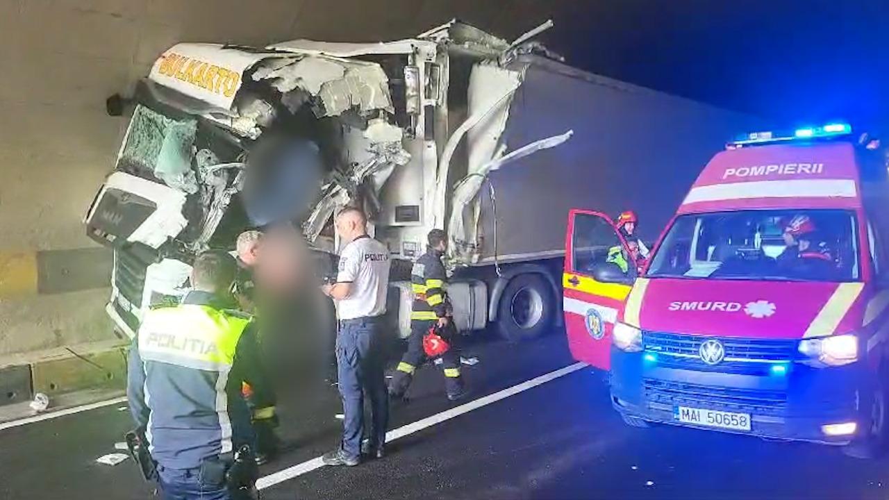 Imagini dramatice după un accident cu două TIR-uri în tunelul Bahna din Mehedinţi