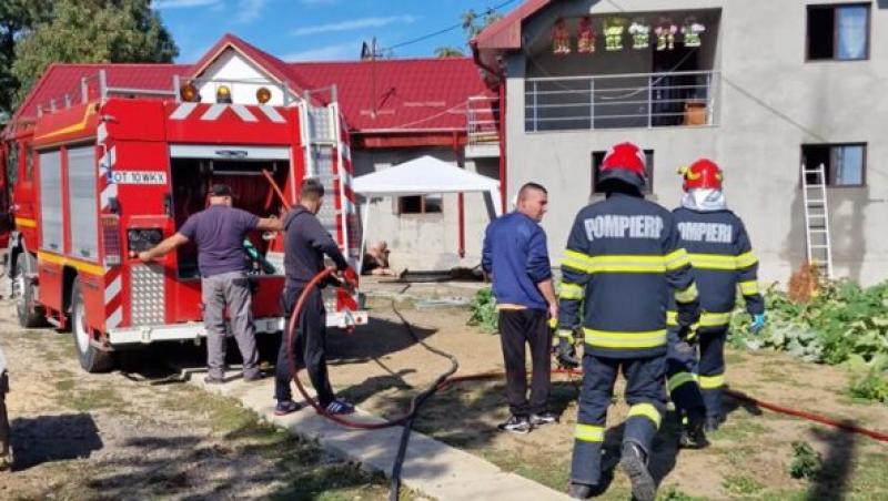 Un bărbat şi-a incendiat casa după o ceartă cu soţia, apoi a ameninţat că aruncă totul în aer. A fost scos afară în cătuşe