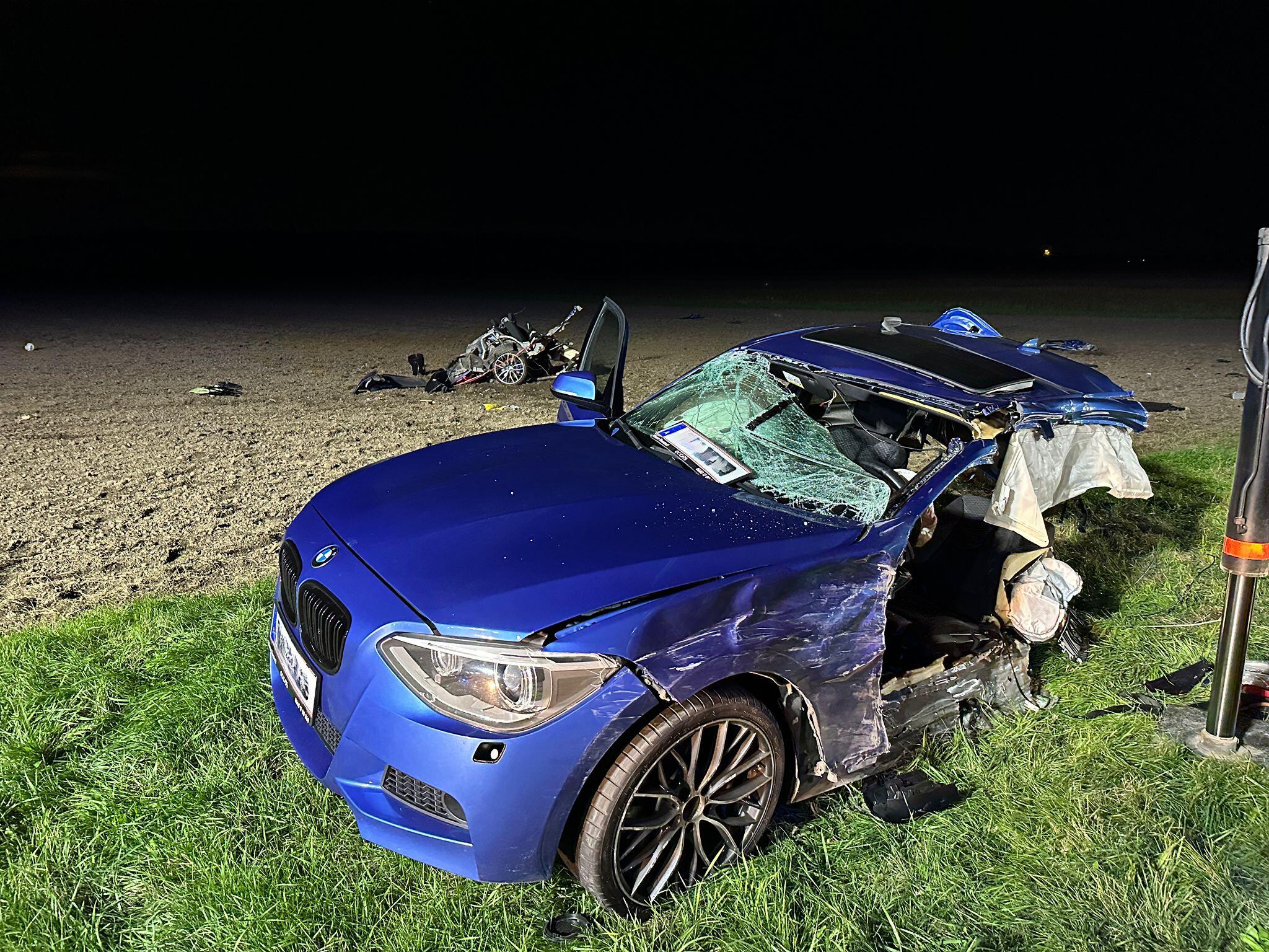 BMW rupt în două, după ce s-a ciocnit cu un Mercedes, pe un drum din Austria