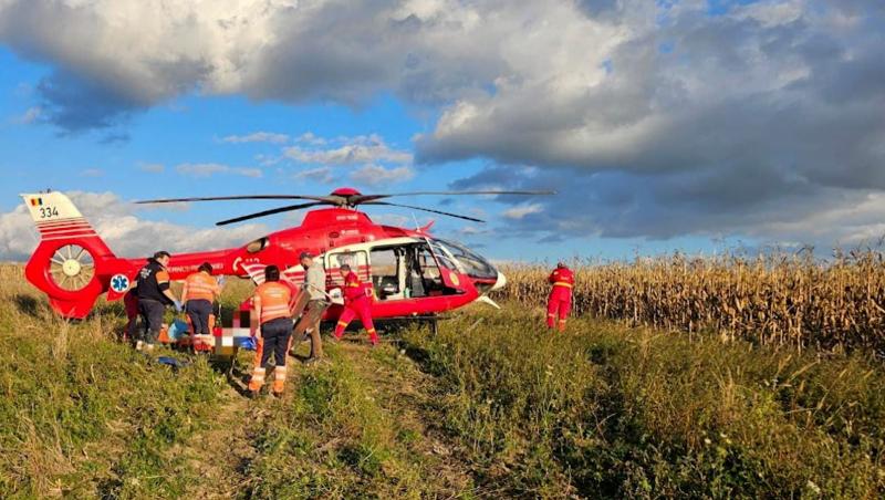 Bărbat salvat în ultima clipă, după ce a fost prins sub un utilaj agricol. Accident cumplit pe un câmp din judeţul Timiş