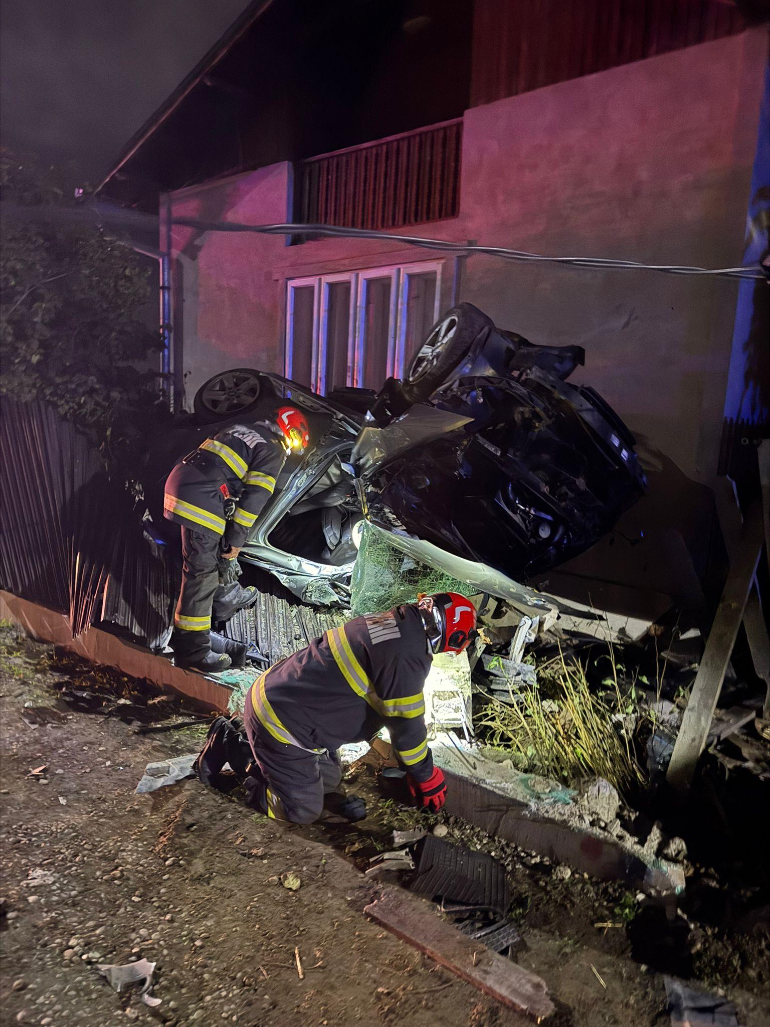 Un tânăr de 21 de ani s-a răsturnat cu un BMW peste gardul unei case din Galaţi. A spart o ţeavă de gaze şi a fost rănit uşor