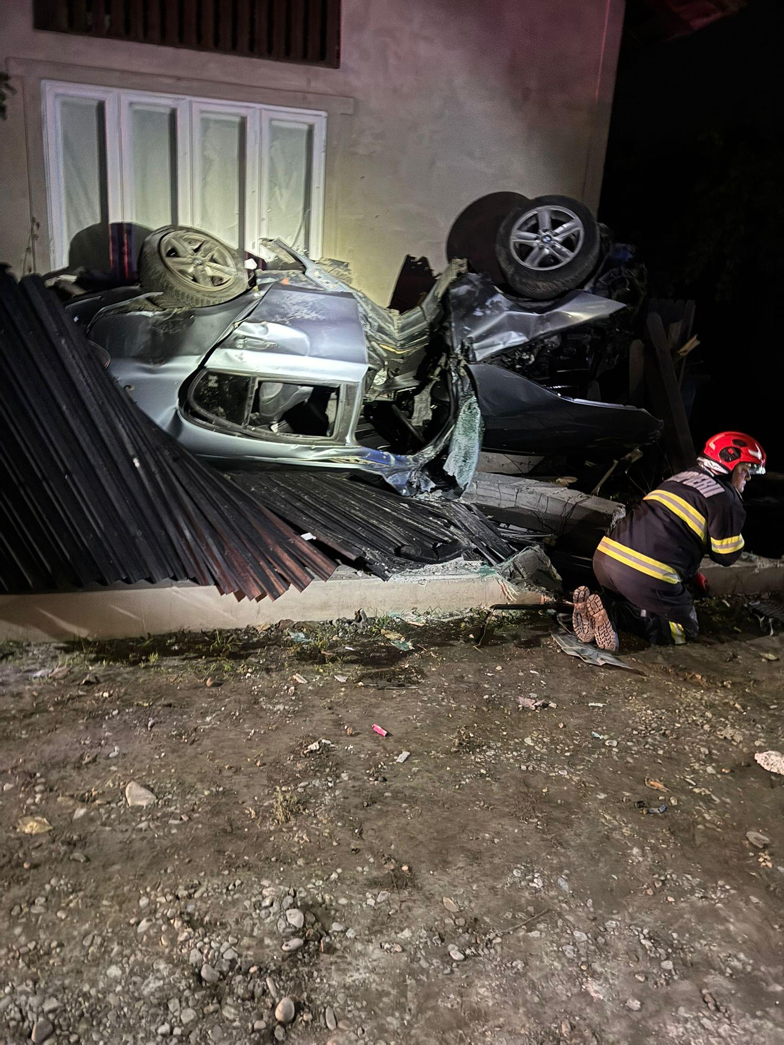 Un tânăr de 21 de ani s-a răsturnat cu un BMW peste gardul unei case din Galaţi. A spart o ţeavă de gaze şi a fost rănit uşor