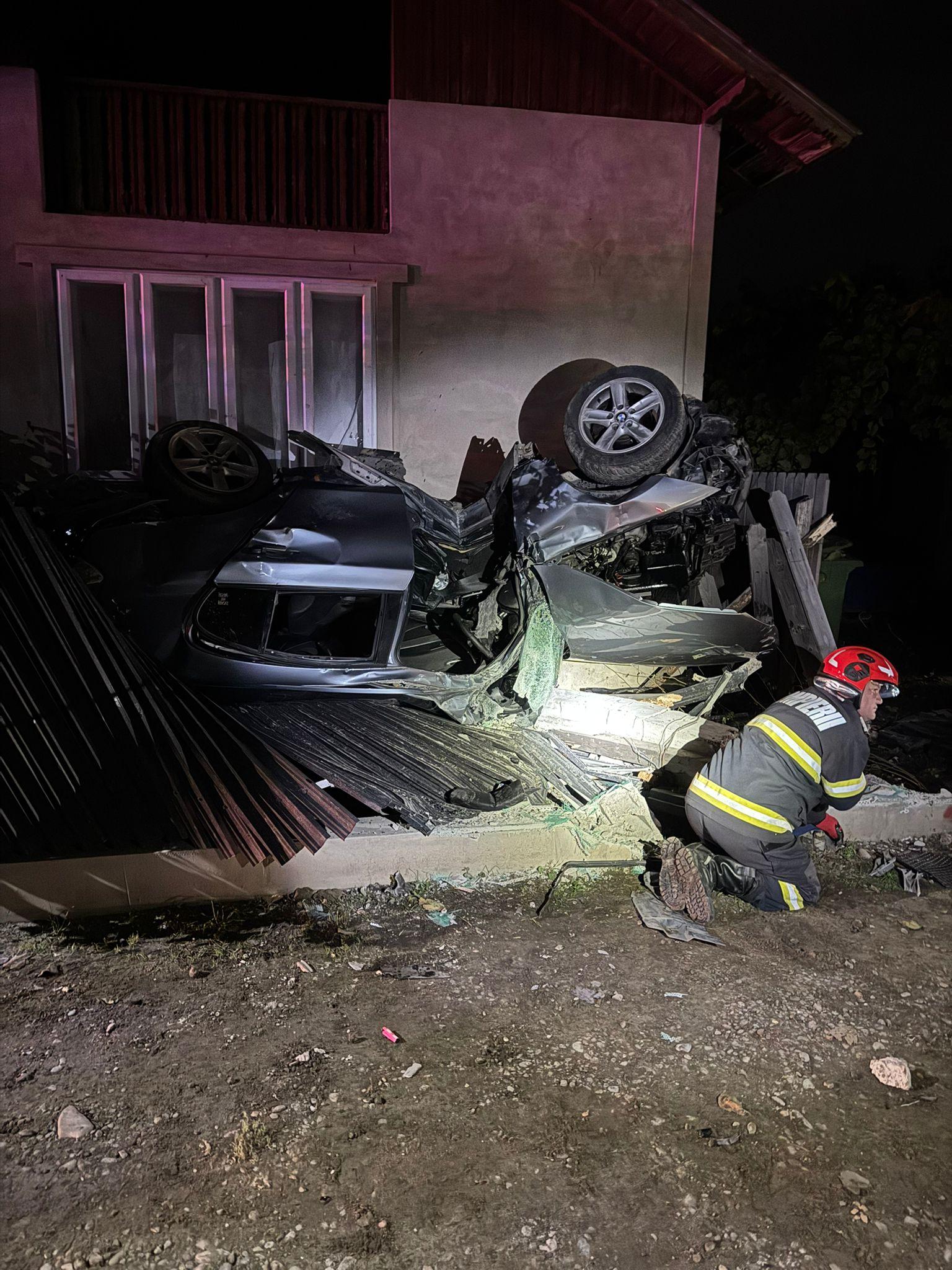 Un tânăr de 21 de ani s-a răsturnat cu un BMW peste gardul unei case din Galaţi. A spart o ţeavă de gaze şi a fost rănit uşor