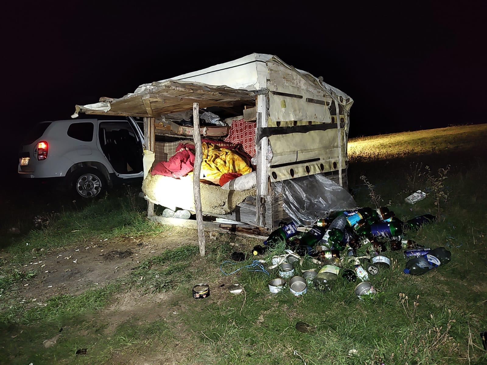 Şase oameni, luaţi din gări şi făcuţi sclavi. Erau ţinuţi cu forţa într-o stână din Covasna şi obligaţi să muncească