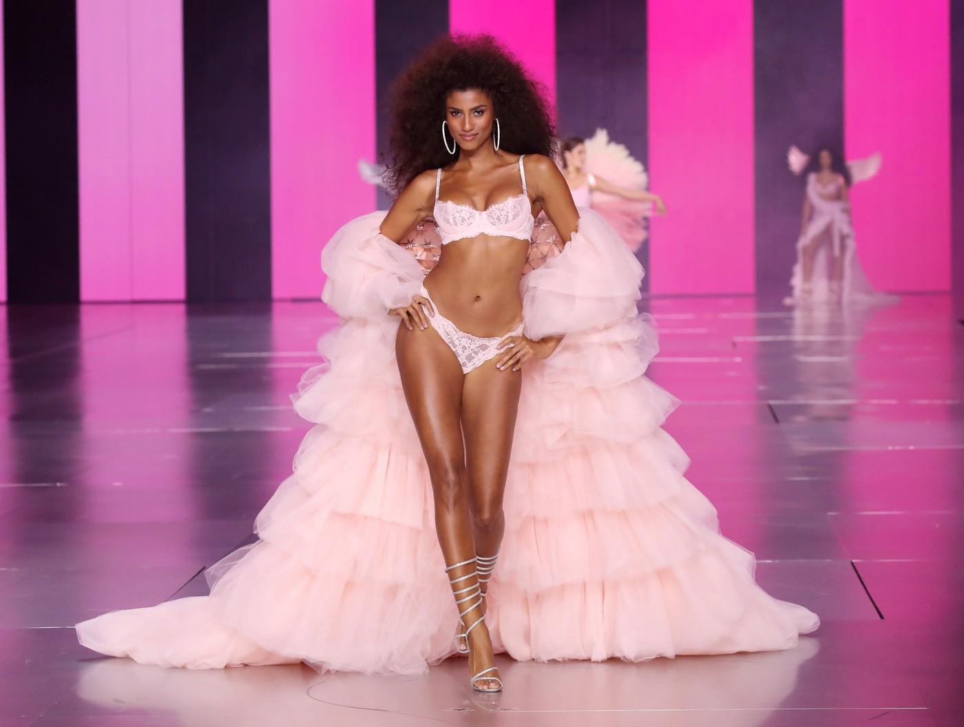 Show-ul Victoria's Secret a revenit după 6 ani şi a adus în premieră pe podium fotomodele trans. Eforturile "woke", criticate de fani